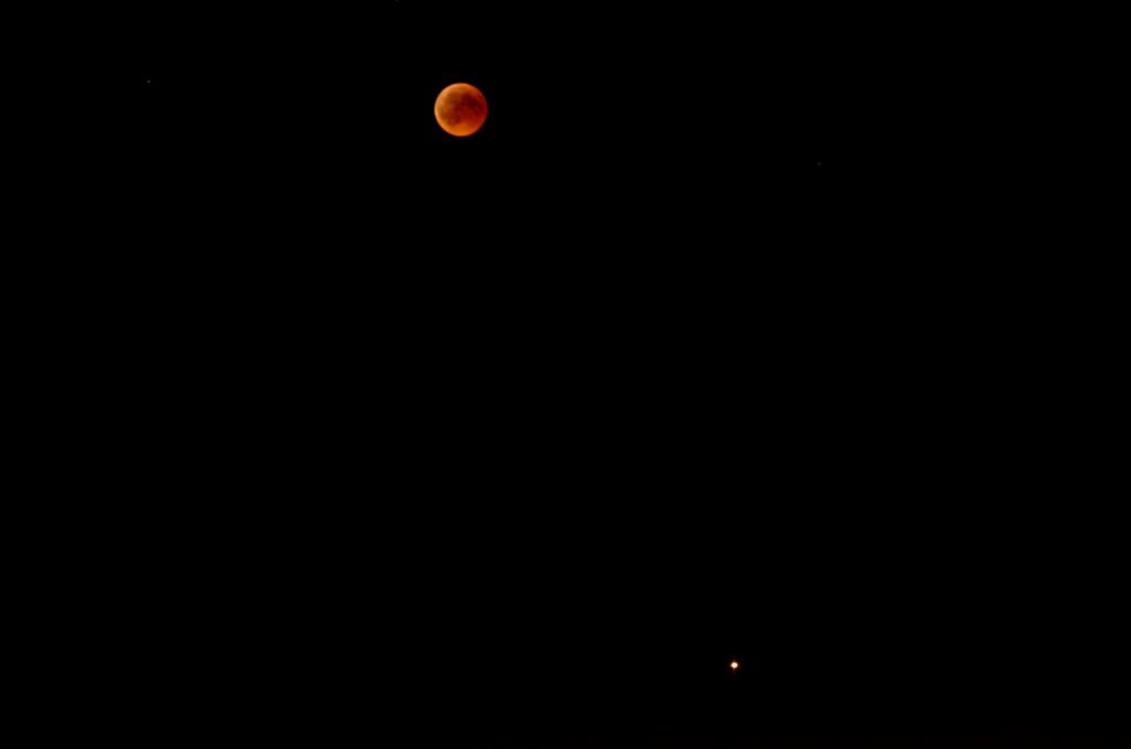 Blutmond und Mars (rechts unten)